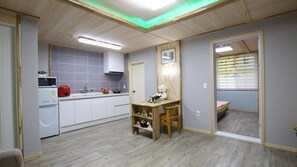 Huone (15 PY, Haengbok) | Yksityinen keittonurkkaus | Jääkaappi, mikroaaltouuni, liesi, vedenkeitin