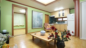 Room (Ondol, 15 PY, Somang) | Living area | Flat-screen TV - Gyeongju KB Pension (Gyeongju)