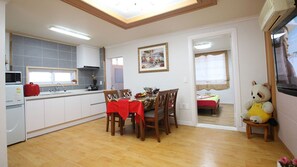 Room (15 PY, Sarang) | In-room dining - Gyeongju KB Pension (Gyeongju)