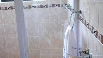 Habitación con 1 cama doble o 2 individuales | Baño | Ducha, toallas y papel higiénico