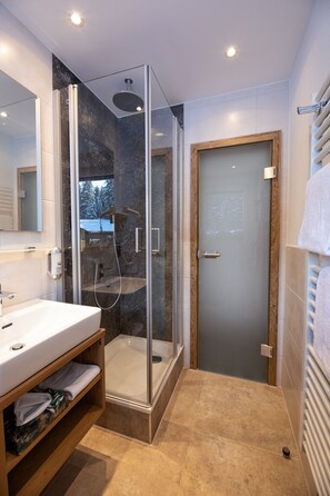 Een douche, een haardroger, badjassen, handdoeken