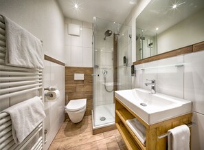 Deluxe tweepersoonskamer, balkon | Badkamer | Een douche, een haardroger, badjassen, handdoeken