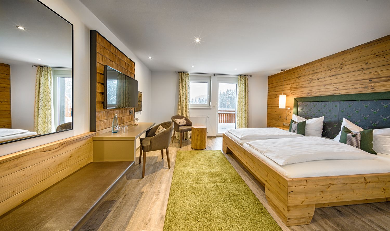 Deluxe-Doppelzimmer, Balkon | Schreibtisch, Verdunkelungsvorhänge, kostenloses WLAN, Bettwäsche