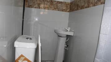 Standard Room | Bathroom | Shower, rainfall showerhead, free toiletries, hair dryer