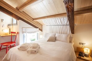 Quarto casal standard (Karderina) | Roupas de cama premium, frigobar, escrivaninha, quartos à prova de som