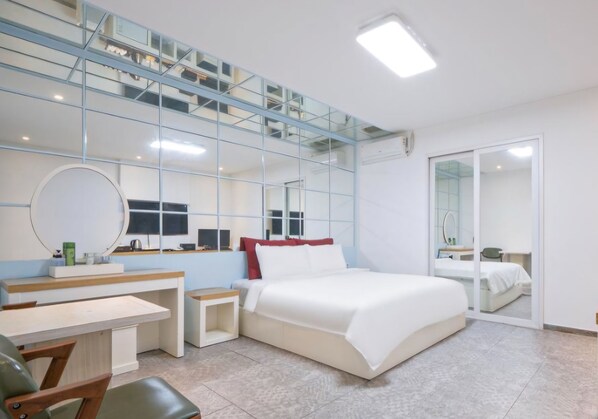 Blackout curtains, iron/ironing board, free WiFi, bed sheets - Rings Motel (Iksan)