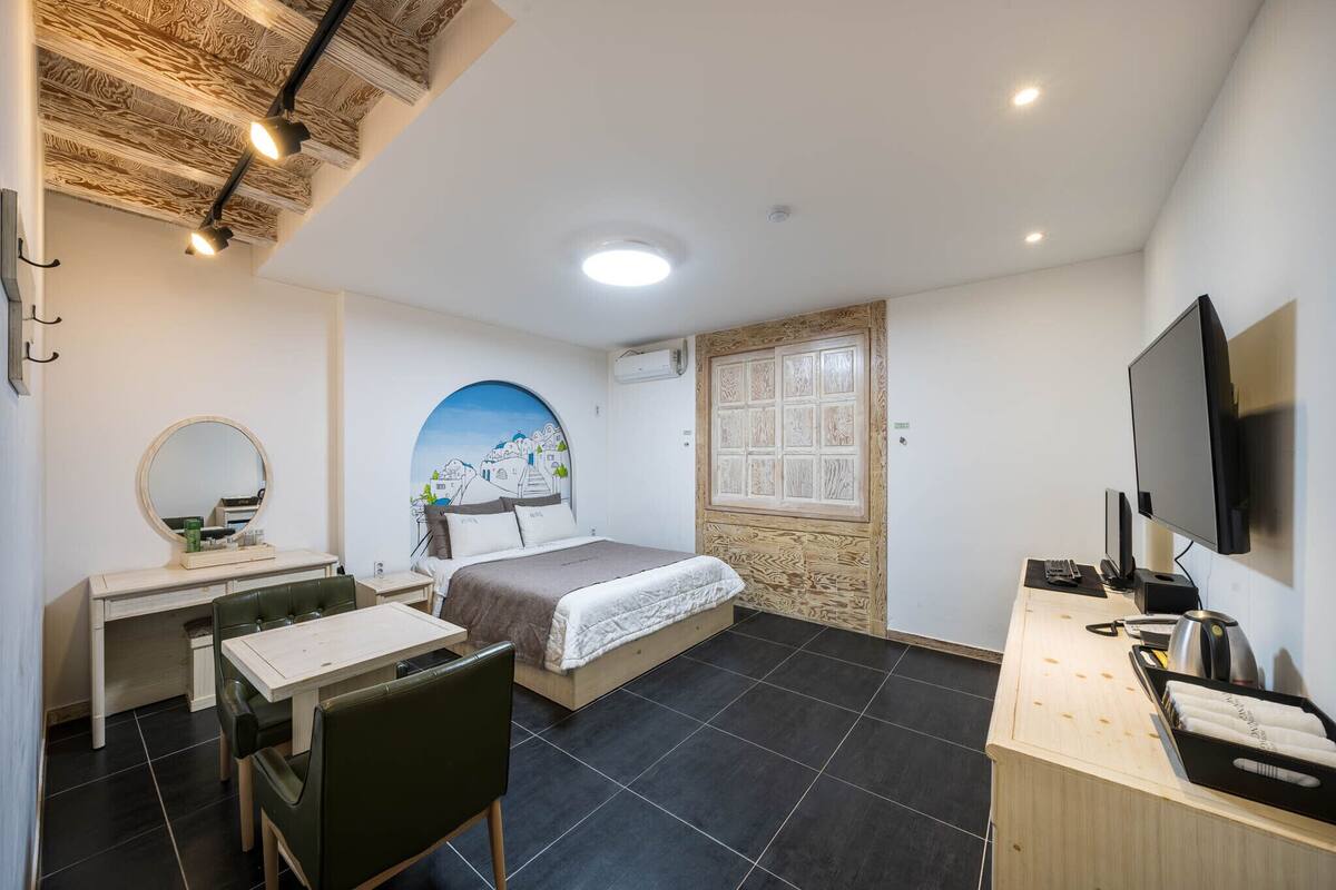 Standard Room, 1 Queen Bed (Disposable bed sheets, Bathtub) | 遮光窗帘、熨斗/熨板、免费 WiFi、床单