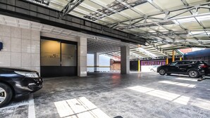 Un garaje de estacionamiento con un coche y la entrada a un edificio.