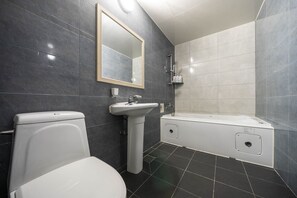 Een bad/douchecombinatie, een diep bad, een hydromassagedouche