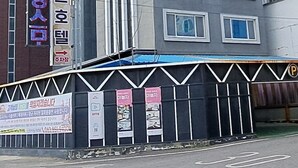 Un edificio de hotel de varios pisos con fachada moderna, múltiples ventanas y un letrero destacado que indica que es un hotel.