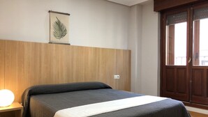 Single Room | Cribs (free), WiFi (free), bed sheets - Hostal Bearán (Pamplona)