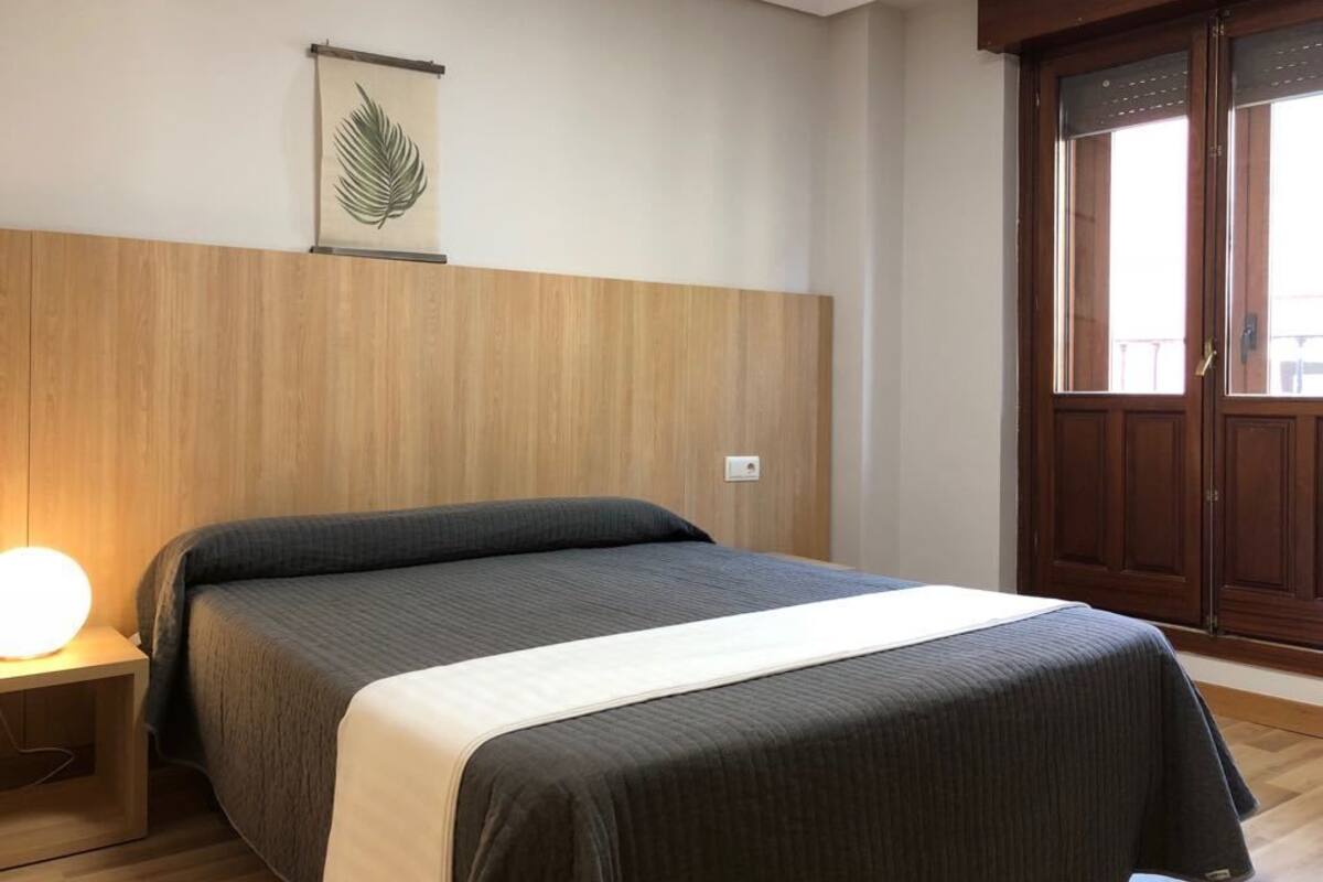 Single Room | Cribs (free), WiFi (free), bed sheets