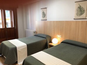 Twin Room | Free cribs/infant beds, free WiFi, bed sheets - Hostal Bearán (Pamplona)