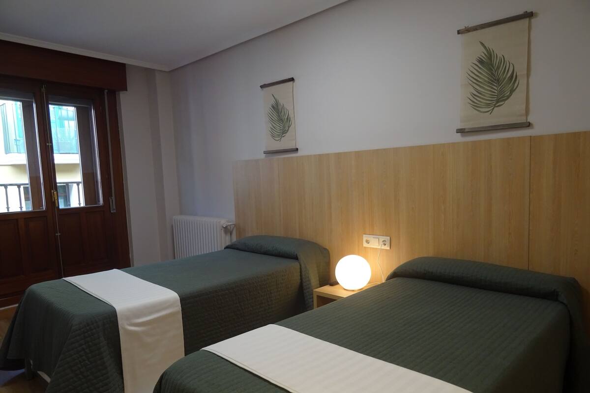Twin Room | Cribs (free), WiFi (free), bed sheets