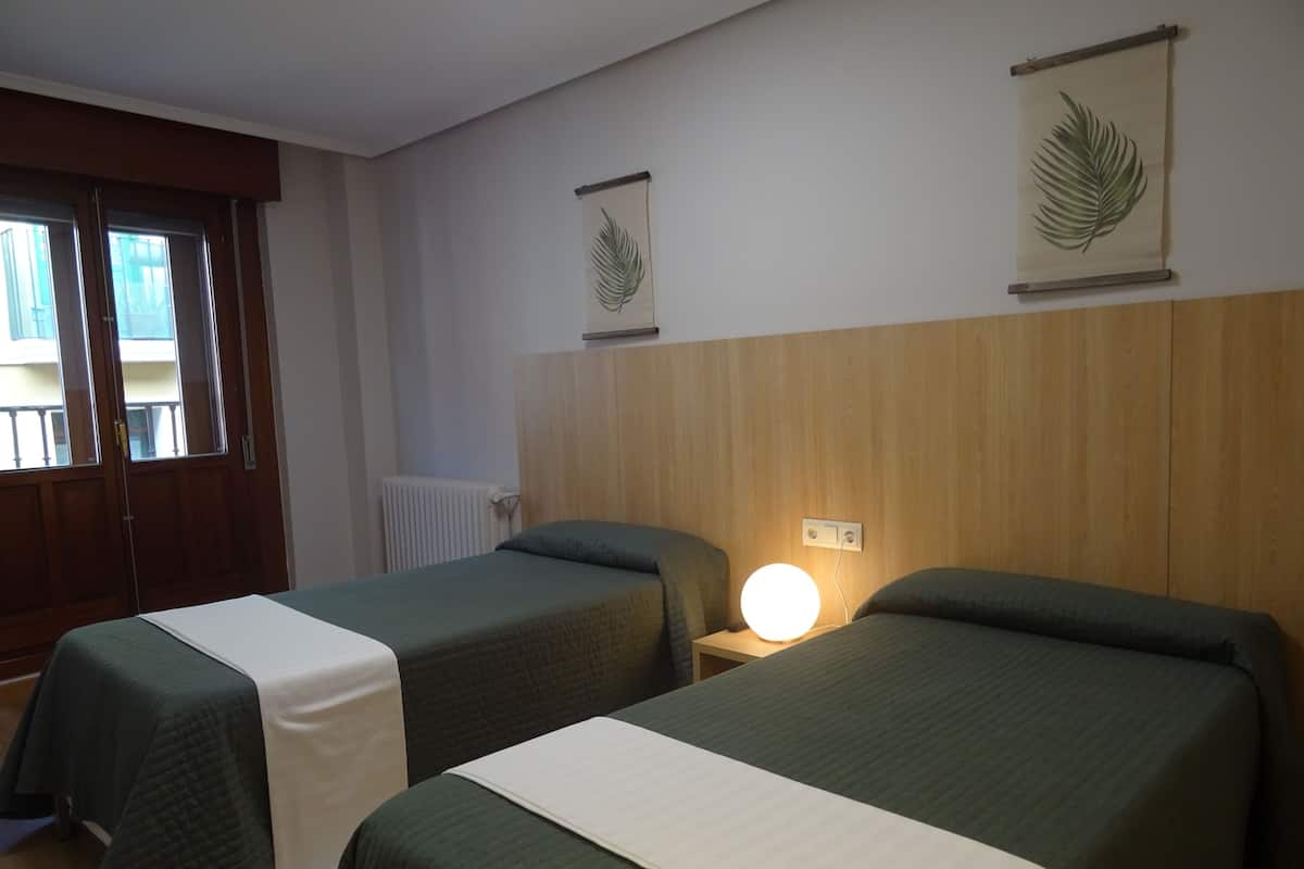 Habitación con 2 camas individuales | Cunas gratuitas, wifi gratis y ropa de cama