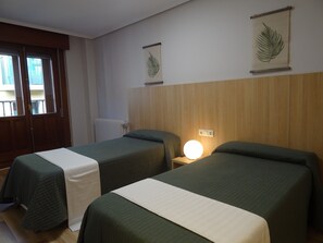 Twin Room | Free cribs/infant beds, free WiFi, bed sheets - Hostal Bearán (Pamplona)