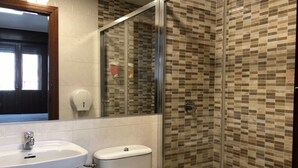 Shower, free toiletries, hair dryer (on request), towels - Hostal Bearán (Pamplona)