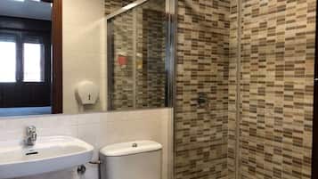 Een douche, gratis toiletartikelen, een haardroger, handdoeken