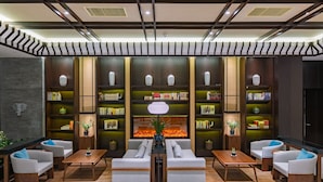 A modern lounge area with sofas, tables, and bookshelves. - SSAW Boutique Hotel Liuzhou Garden (Liuzhou)