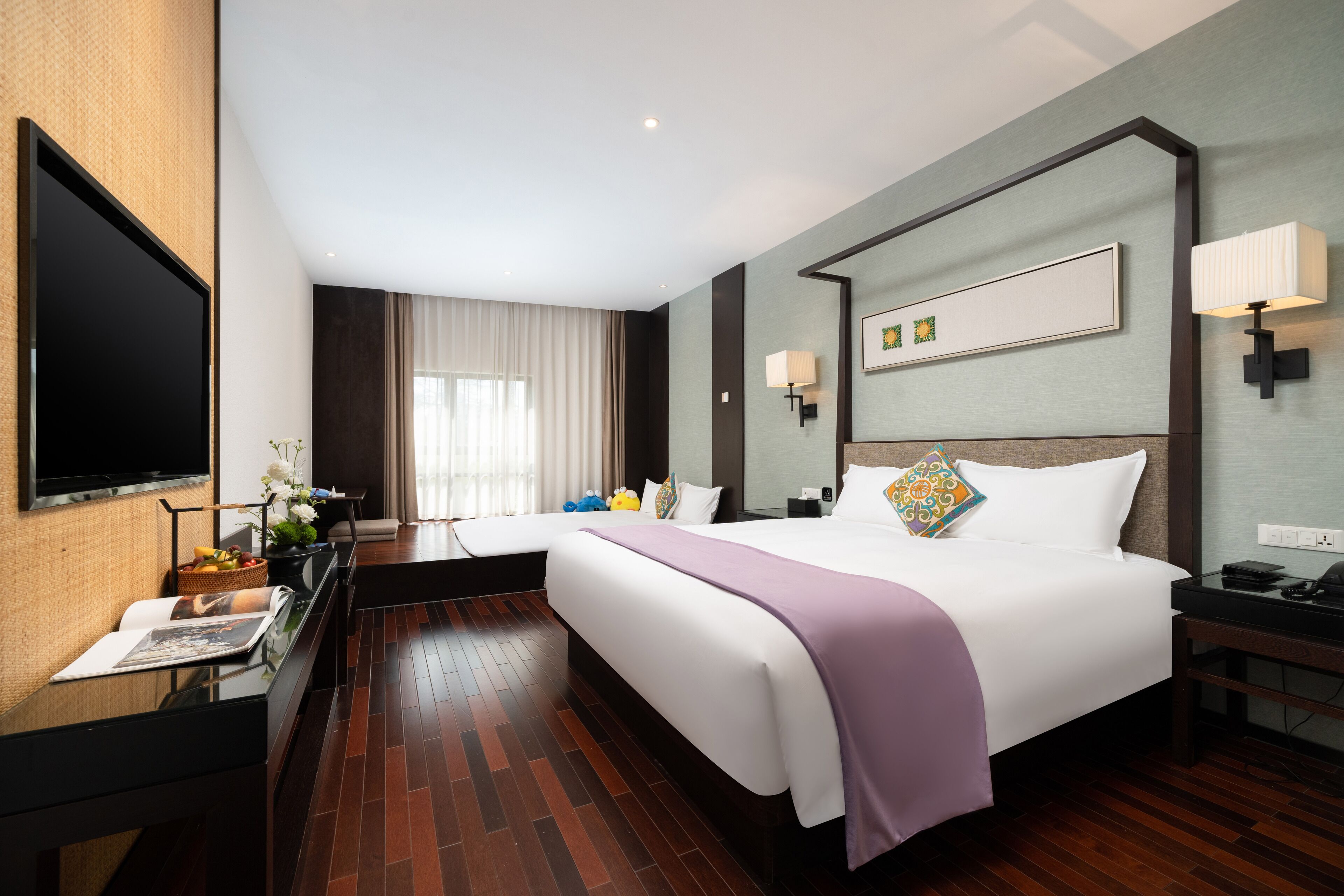 خزنة داخل الغرفة ومكتب وستائر تعتيم وتجهيزات عازلة للصوت