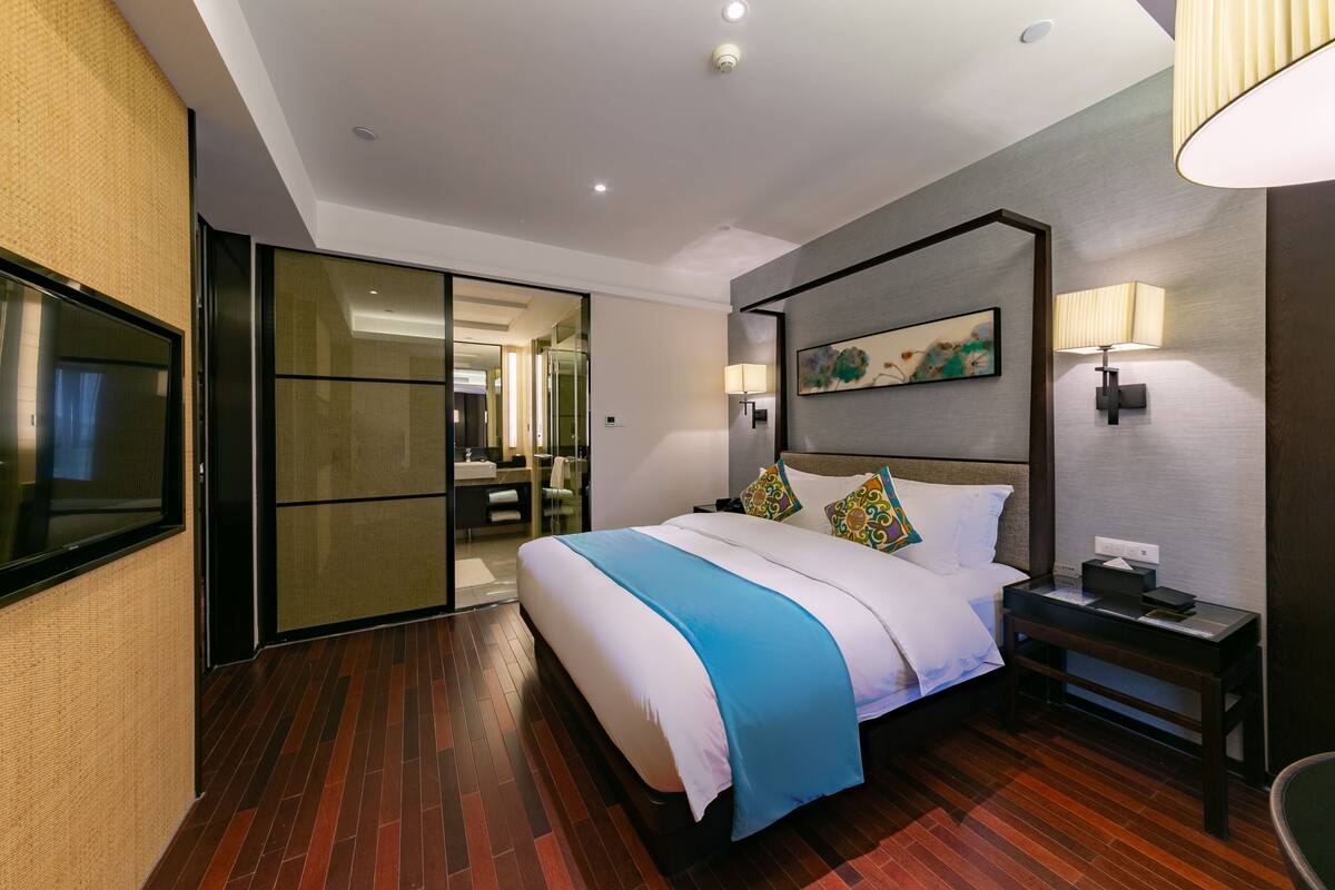 Signature Suite | In-room safe, desk, blackout curtains, soundproofing