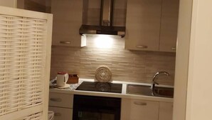 Estudio, patio | Artículos del minibar gratis y cortinas blackout 