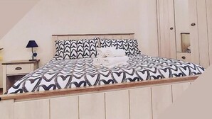 Habitación doble, patio | Artículos del minibar gratis y cortinas blackout 