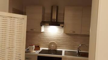 Kühlschrank, Mikrowelle, Espressomaschine