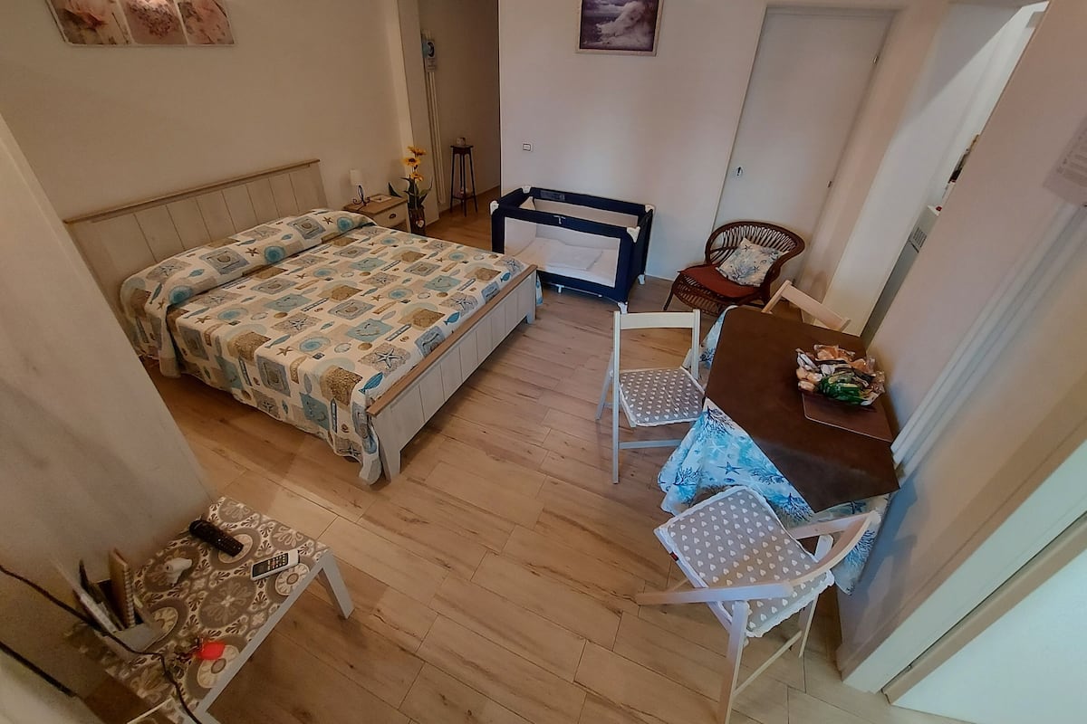 Stúdió, teraszos udvar | Minibár (részben ingyenes), sötétítőfüggöny és vasaló/vasalódeszka