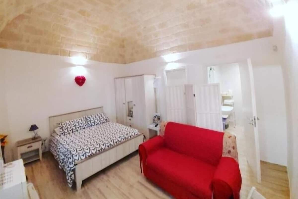 Habitación doble, patio | Artículos del minibar gratis y cortinas blackout 
