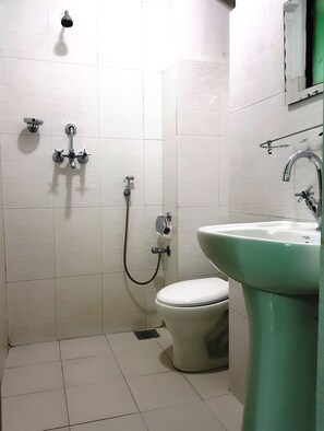 Ducha, pantuflas, toallas