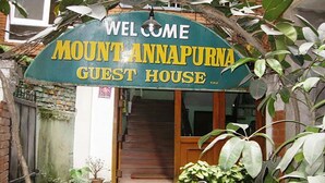 Welkomstbord voor Mount Annapurna Guest House.