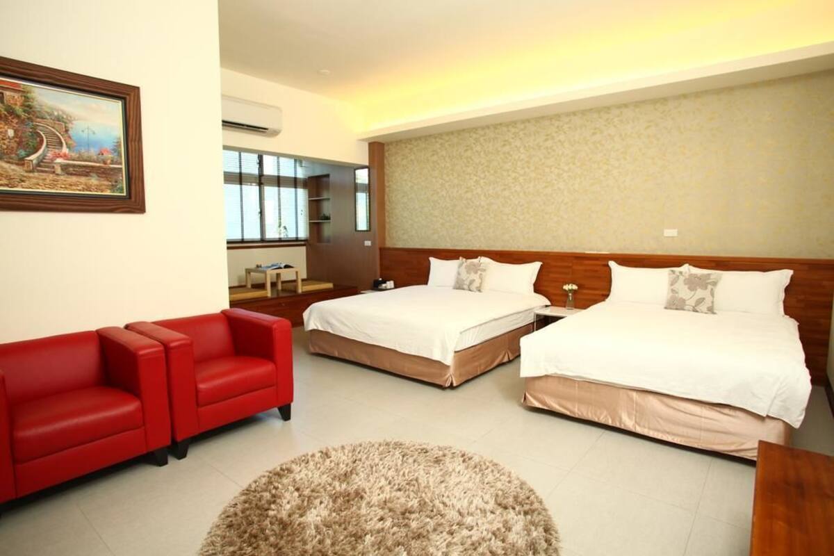 Five People Family Room | Soundproofing, WiFi (free), bed sheets