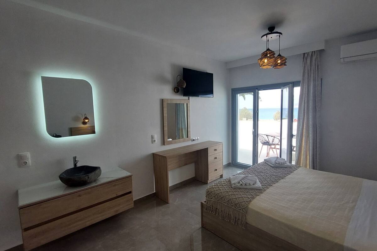 deluxe double room | 1 bedroom, in-room safe, wheelchair access