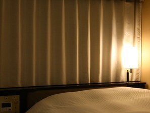Escrivaninha, cortinas blackout, Wi-Fi de cortesia, roupa de cama