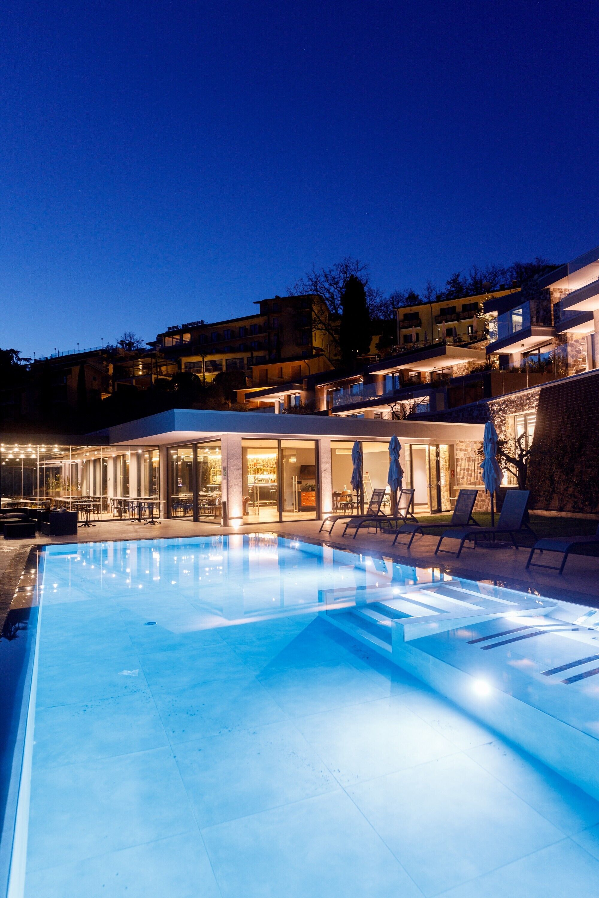 حمّام سباحة خارجي، مظلات على حمّام السباحة، مقاعد للتشمس