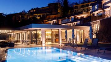 Outdoor pool, pool umbrellas, sun loungers