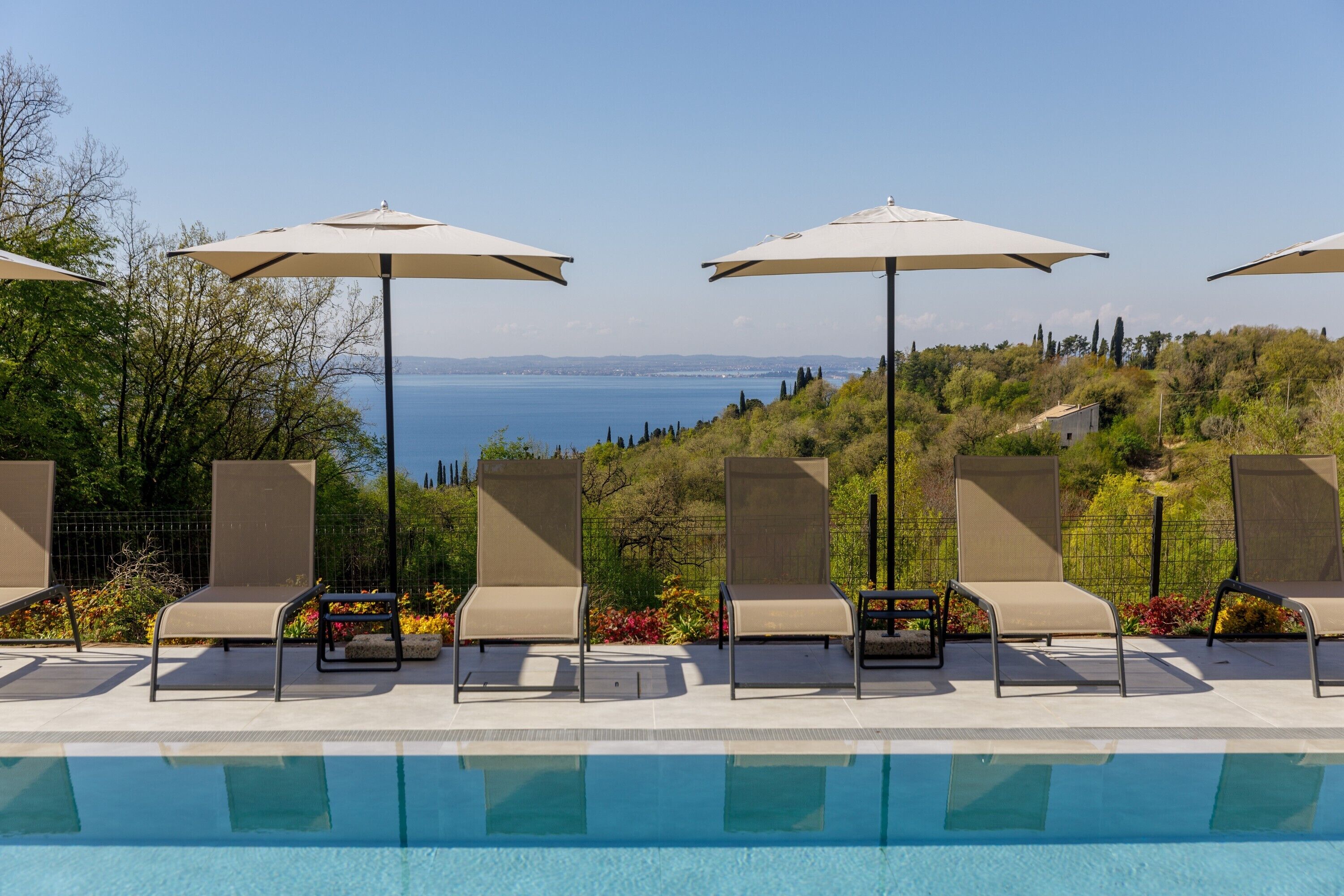 Außenpool, Sonnenschirme, Liegestühle