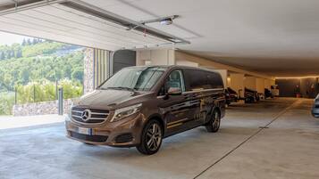 Un garaje espacioso con una furgoneta Mercedes-Benz Sprinter estacionada.