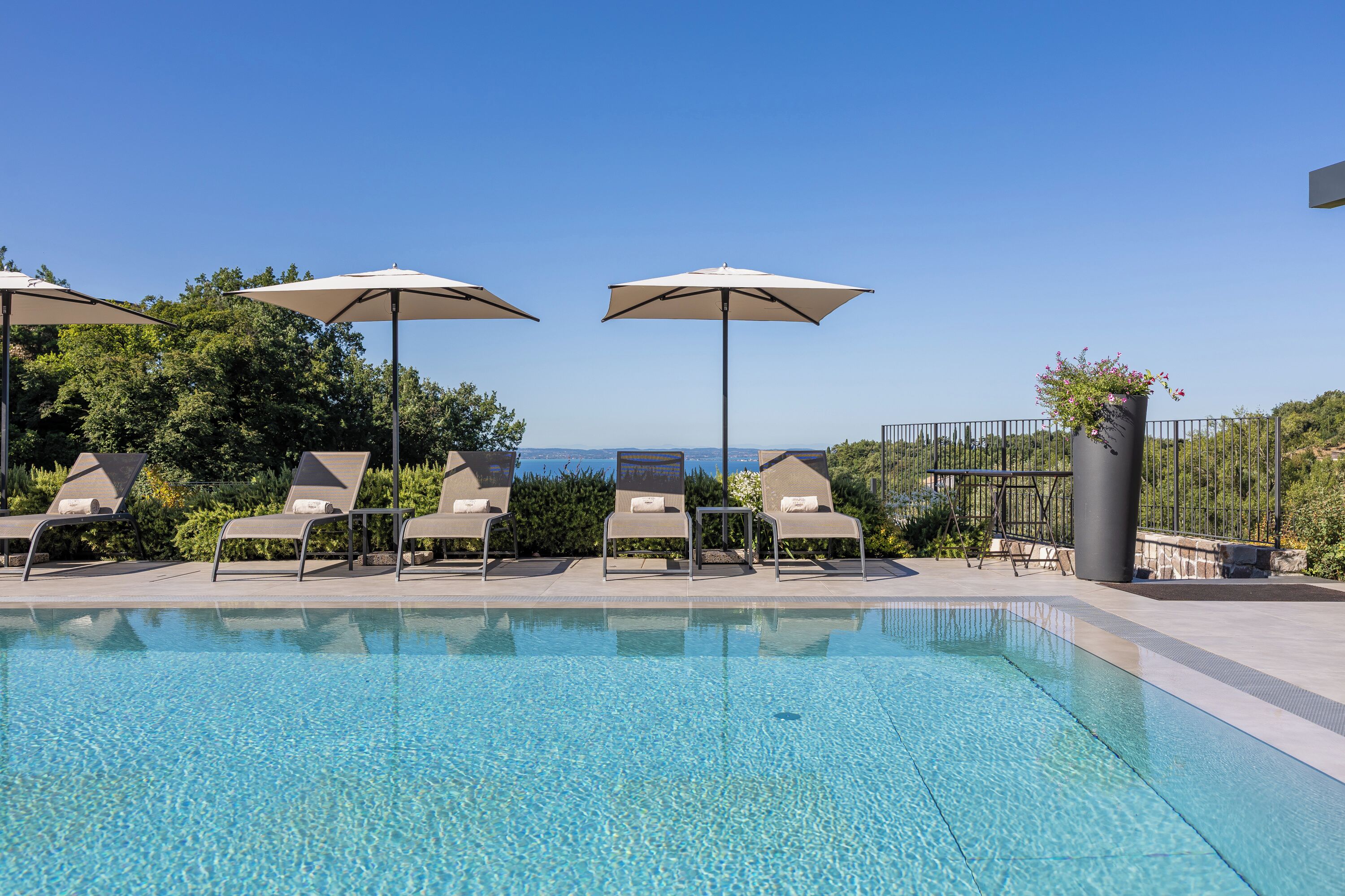 Piscine extérieure, parasols de plage, chaises longues