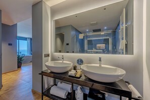 Shower, rainfall showerhead, free toiletries, hair dryer