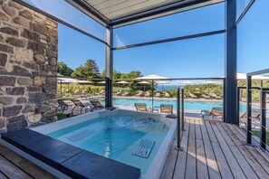 Outdoor pool, pool umbrellas, sun loungers - Hotel DeVille (Costermano sul Garda)