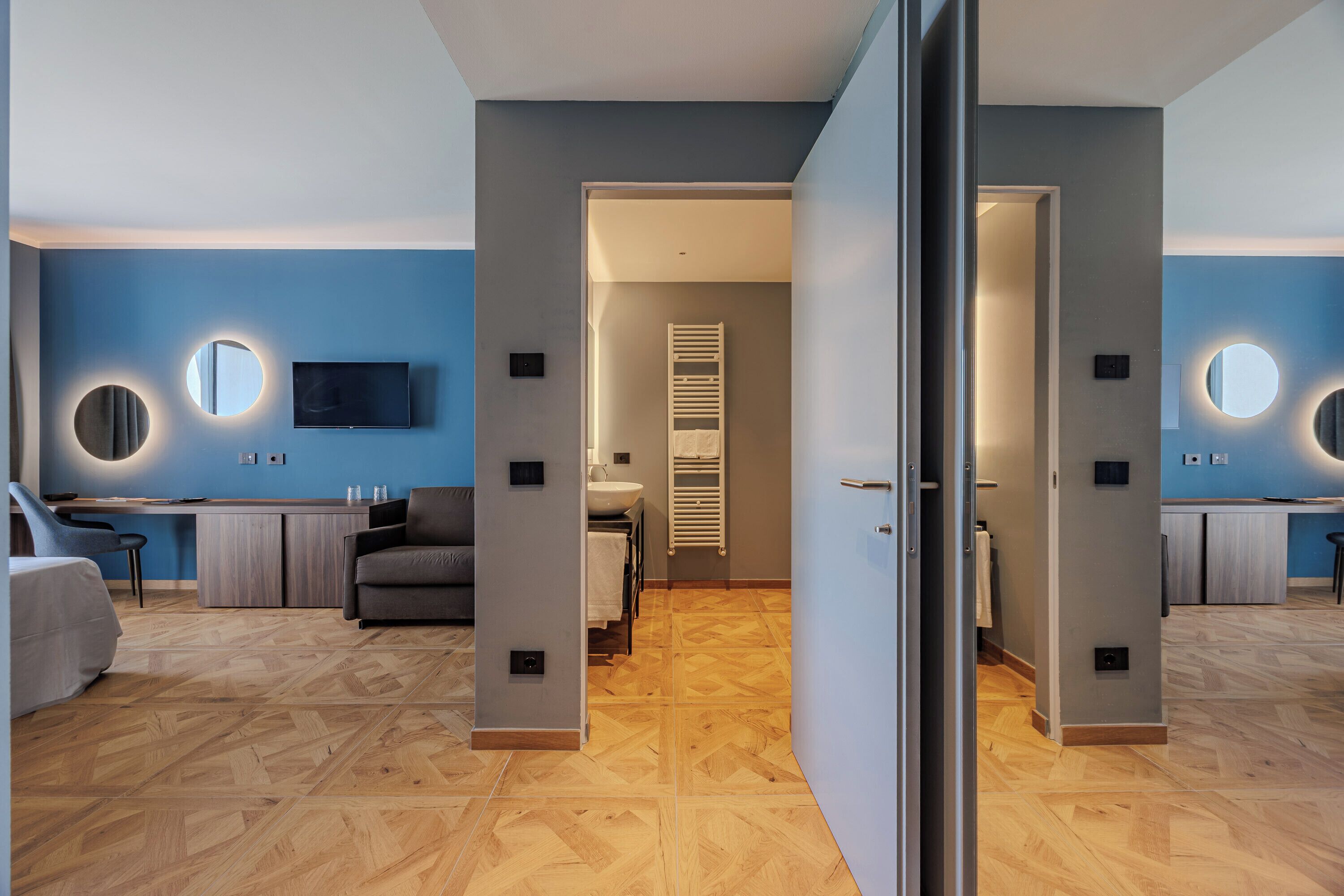 أسرّة بطبقة علوية مريحة وميني بار وخزنة داخل الغرفة ومكتب