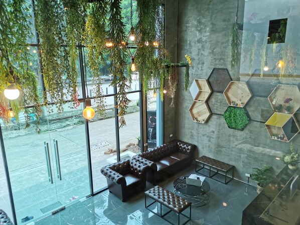 Lobby sitting area - Thanks Pama (Bangkok)