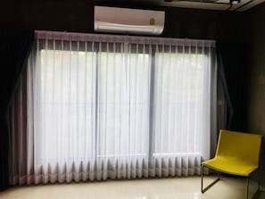 Individually decorated, desk, laptop workspace, blackout drapes - Thanks Pama (Bangkok)