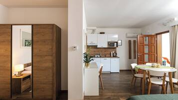 Comfort Studio, Patio | Private kitchen
