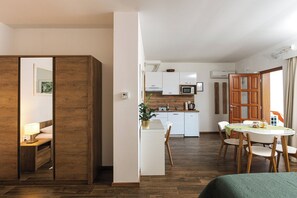 Comfort-studio, patio | Yksityinen keittiö | Jääkaappi, mikroaaltouuni, liesi, vedenkeitin