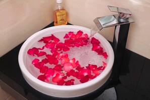 Combined shower/bathtub, deep-soaking bathtub, free toiletries