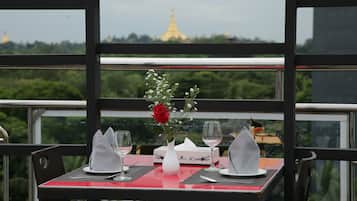 供應早餐、午餐、晚餐;本地及多國菜