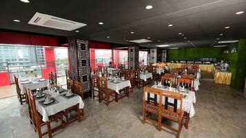 Se sirven desayunos, almuerzos, cenas y cocina local e internacional